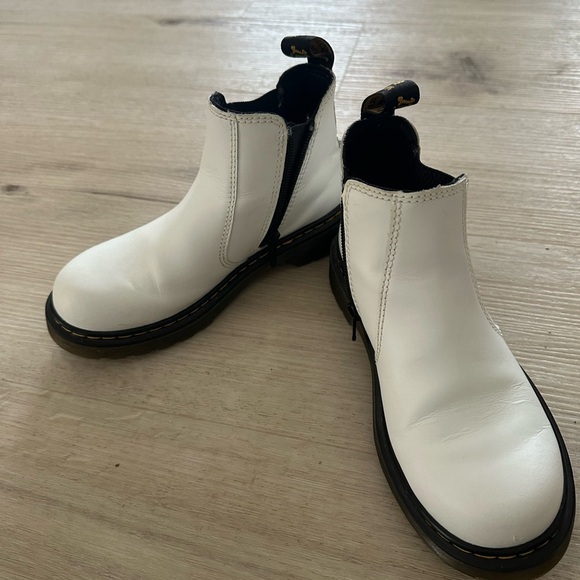 Dr Martens Girls US size 2 Chelsea Boots - Picture 2 of 4